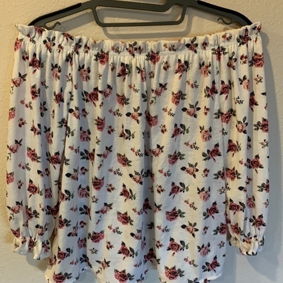 Cropped Top off the shoulder size small floral super soft off the shoulder crop - Picture 4 of 8